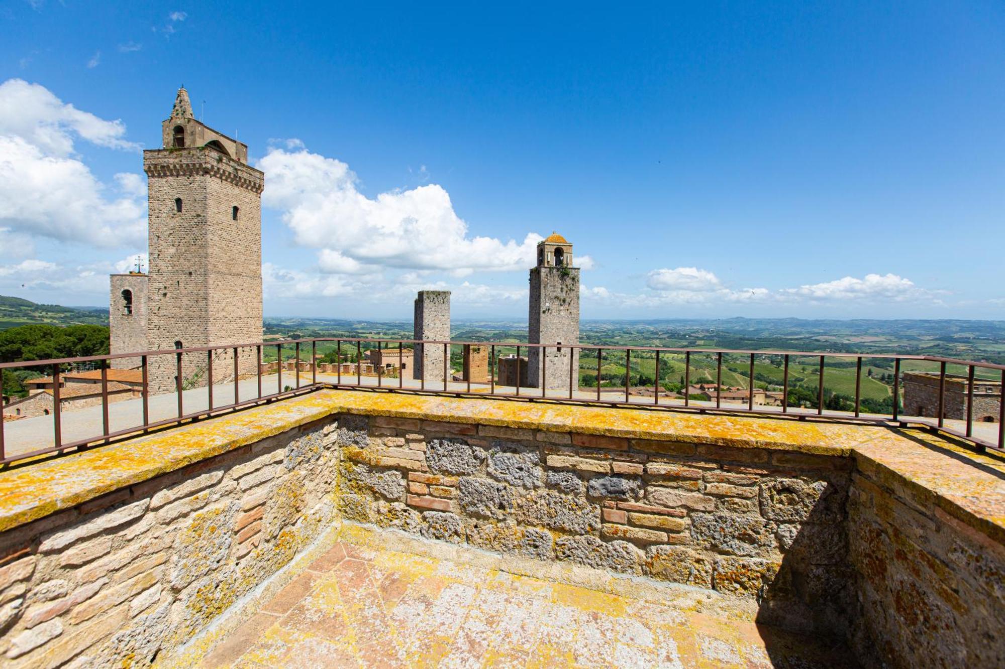 شقة The Artists' Tower - Amazing View From The Tower سان جيمينيانو المظهر الخارجي الصورة